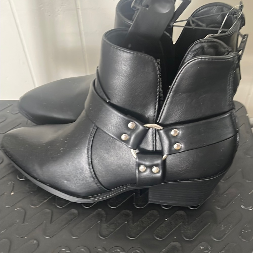 Black Ankle Boots that zips up in the back